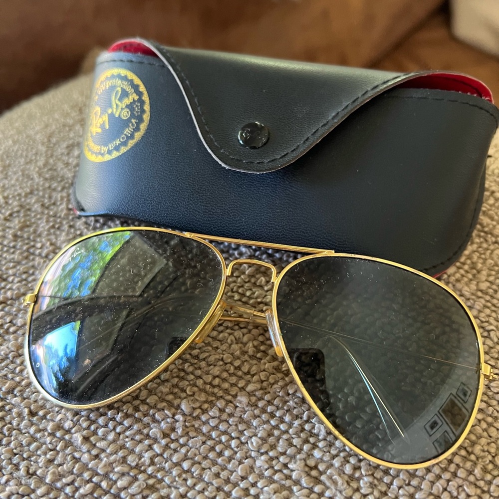 Ray-Ban Gold Frame Aviator Sunglasses with Black Lenses and Case